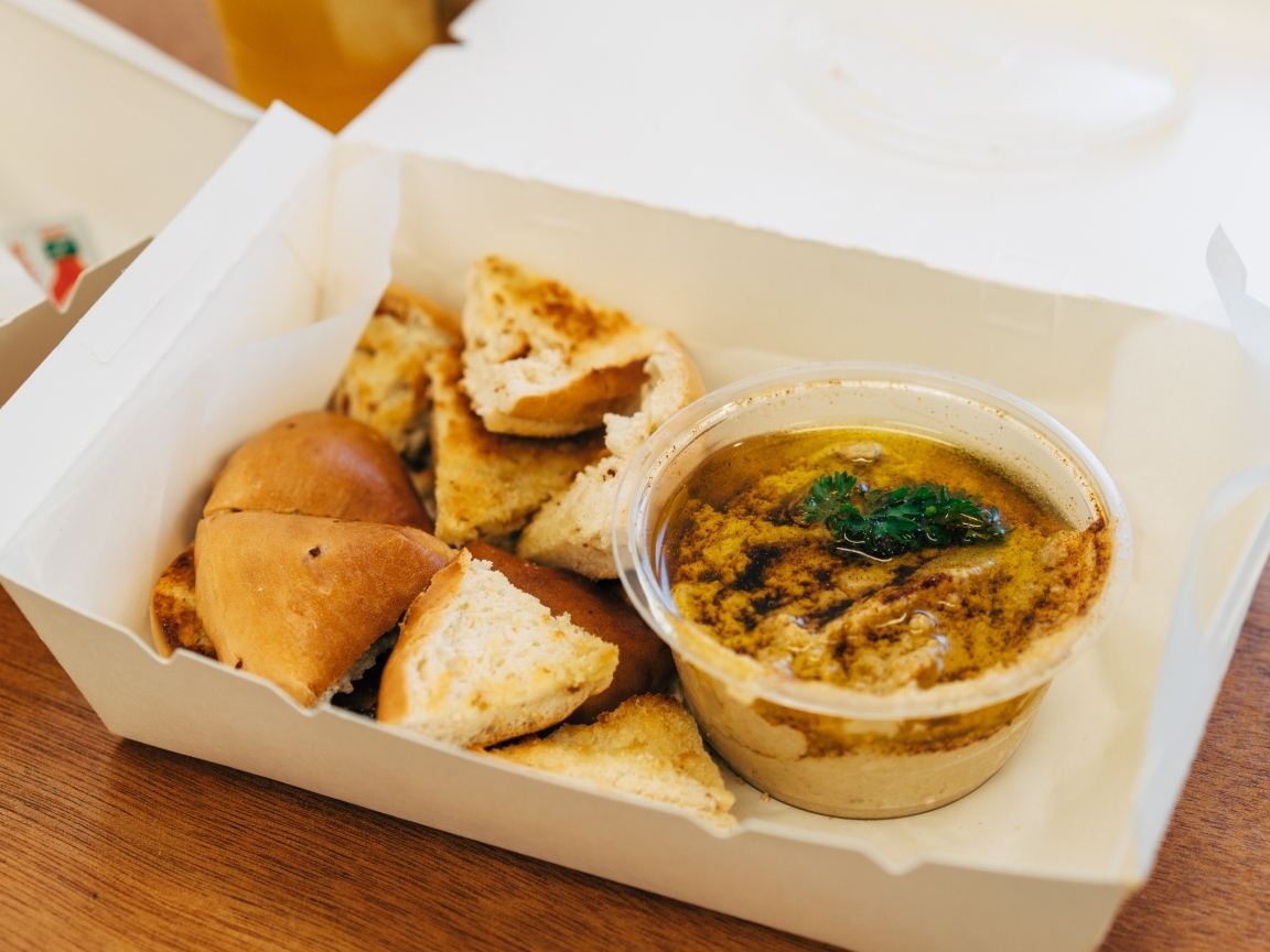 Хумус с хлебом на столе