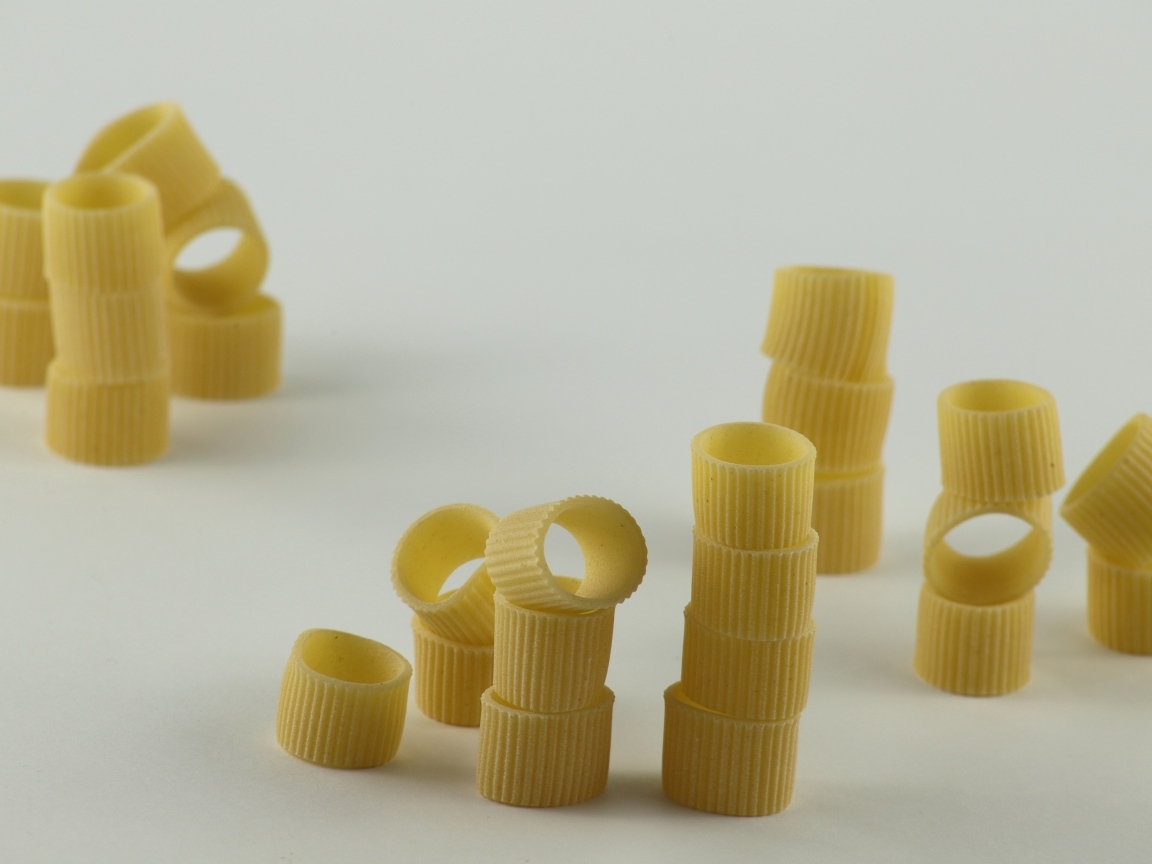 Ригатони на сером фоне