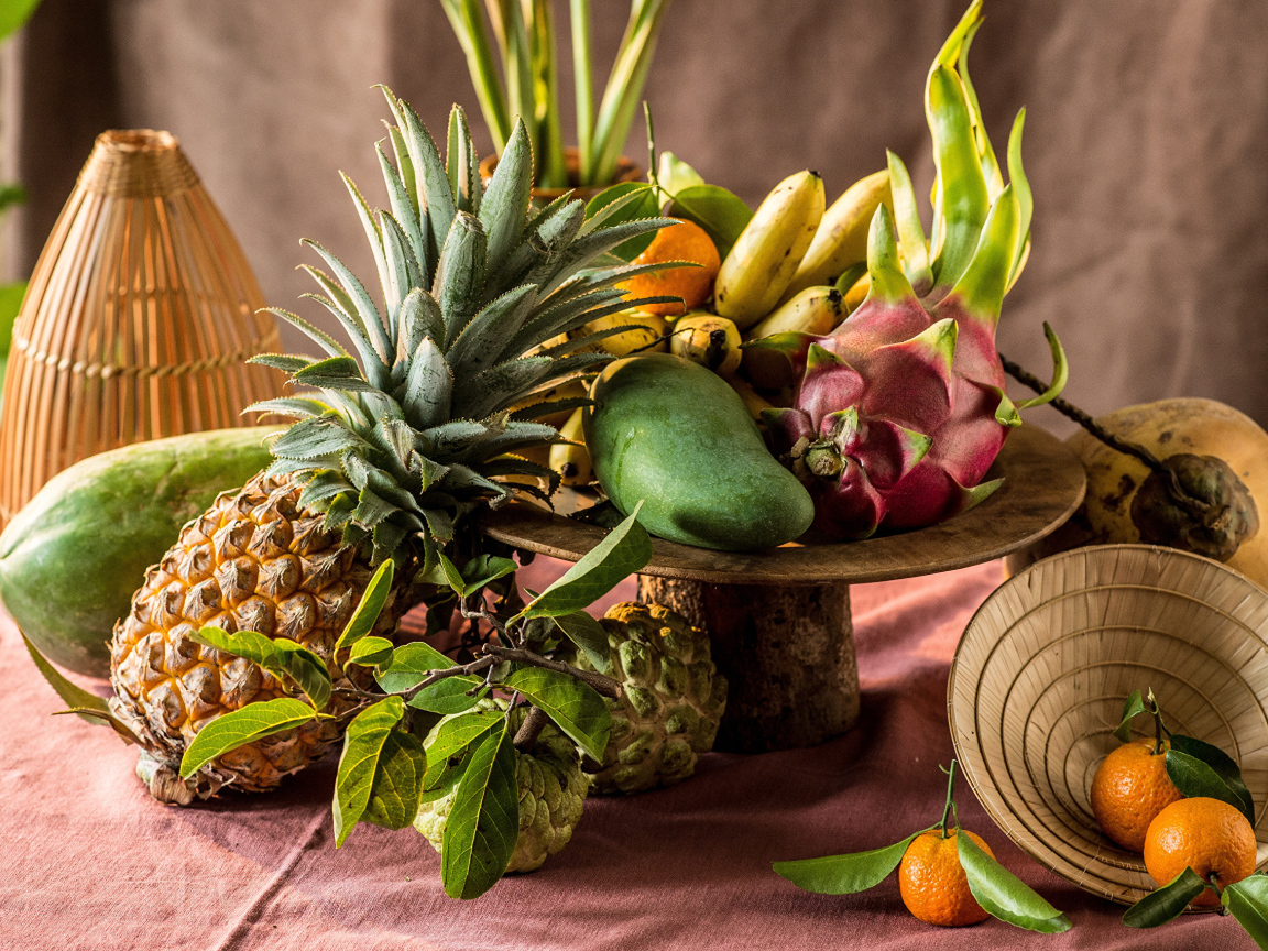 Много вкусных тропических фруктов на столе