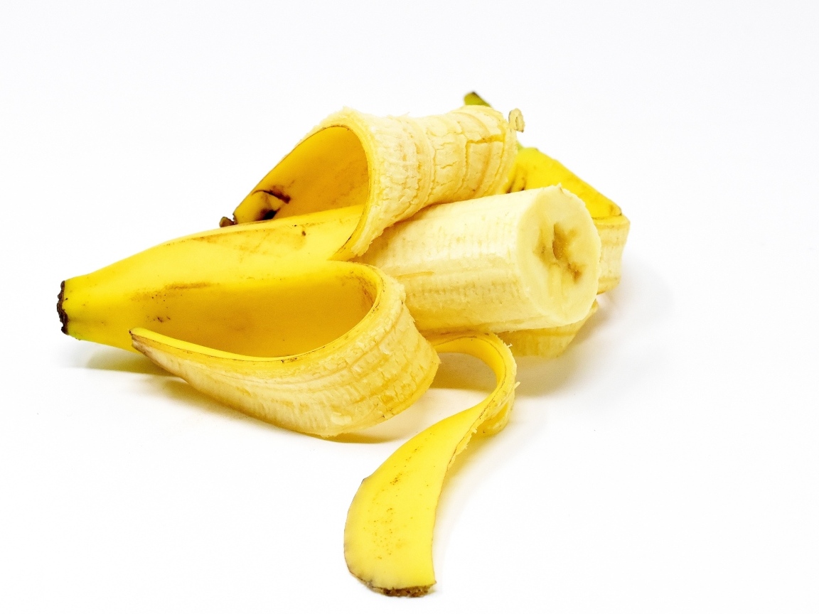 Очищенный банан на белом фоне