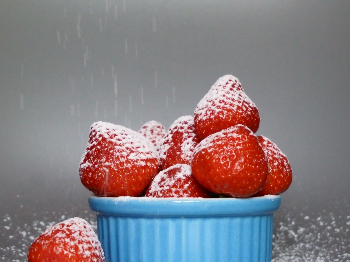 Спелая красная клубника в сахарной пудре