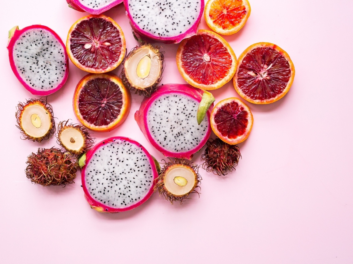 Тропические фрукты на розовом фоне