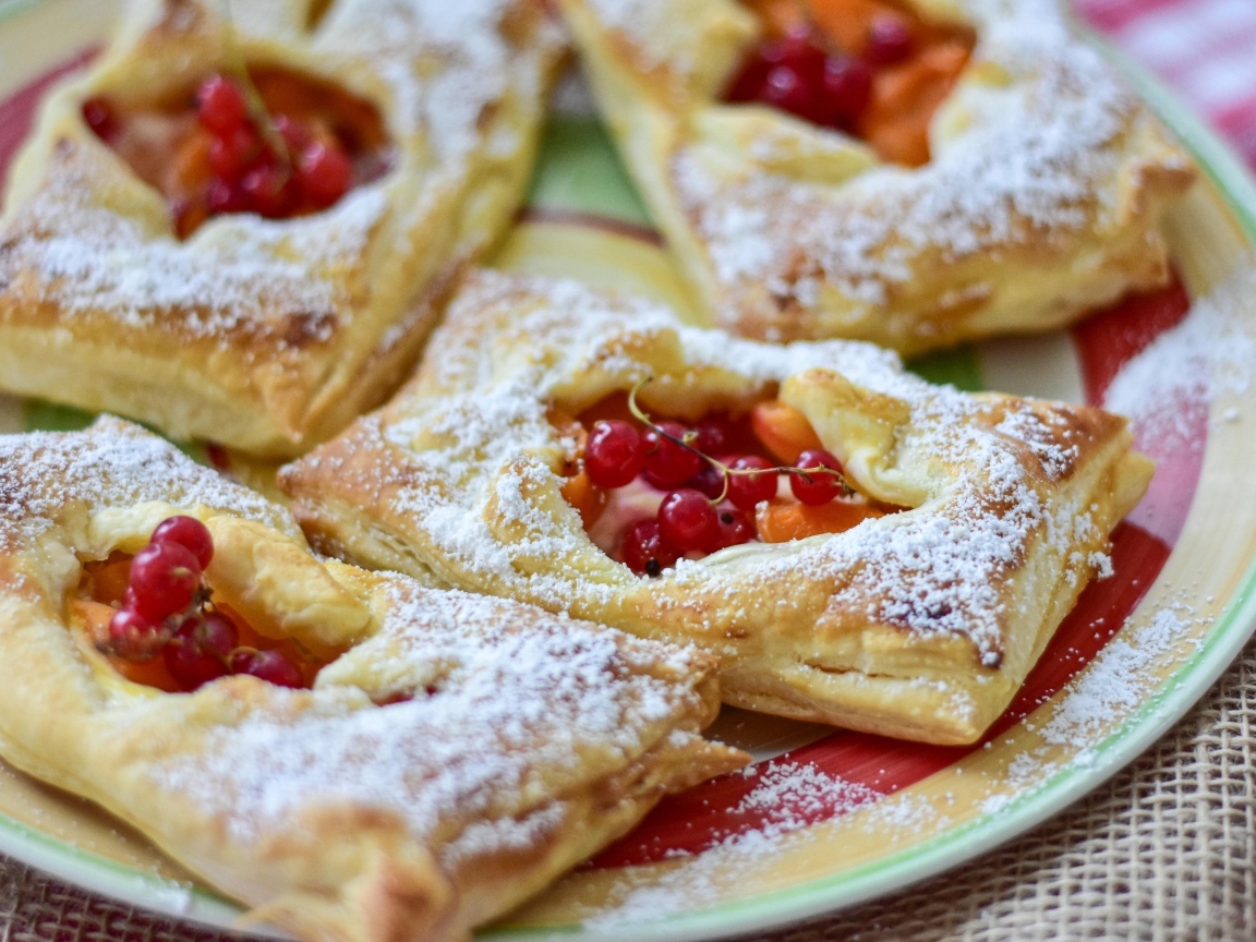 Слойки с ягодами красной смородины и сахарной пудрой