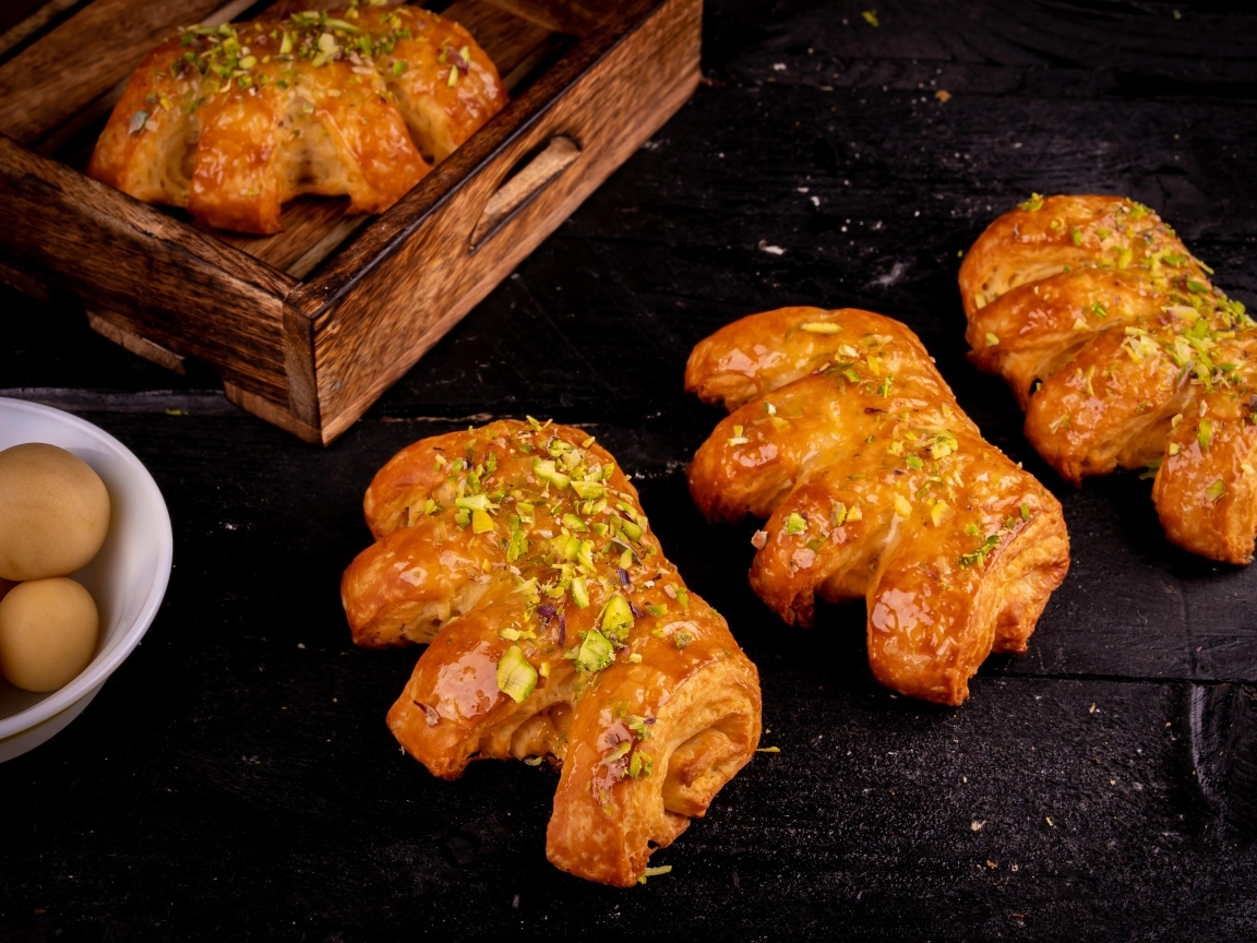 Сладкие ароматные булочки с фисташками