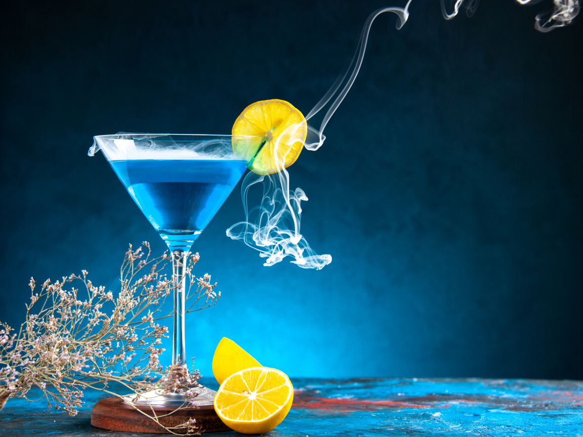 Синий коктейль с лимоном и дымом