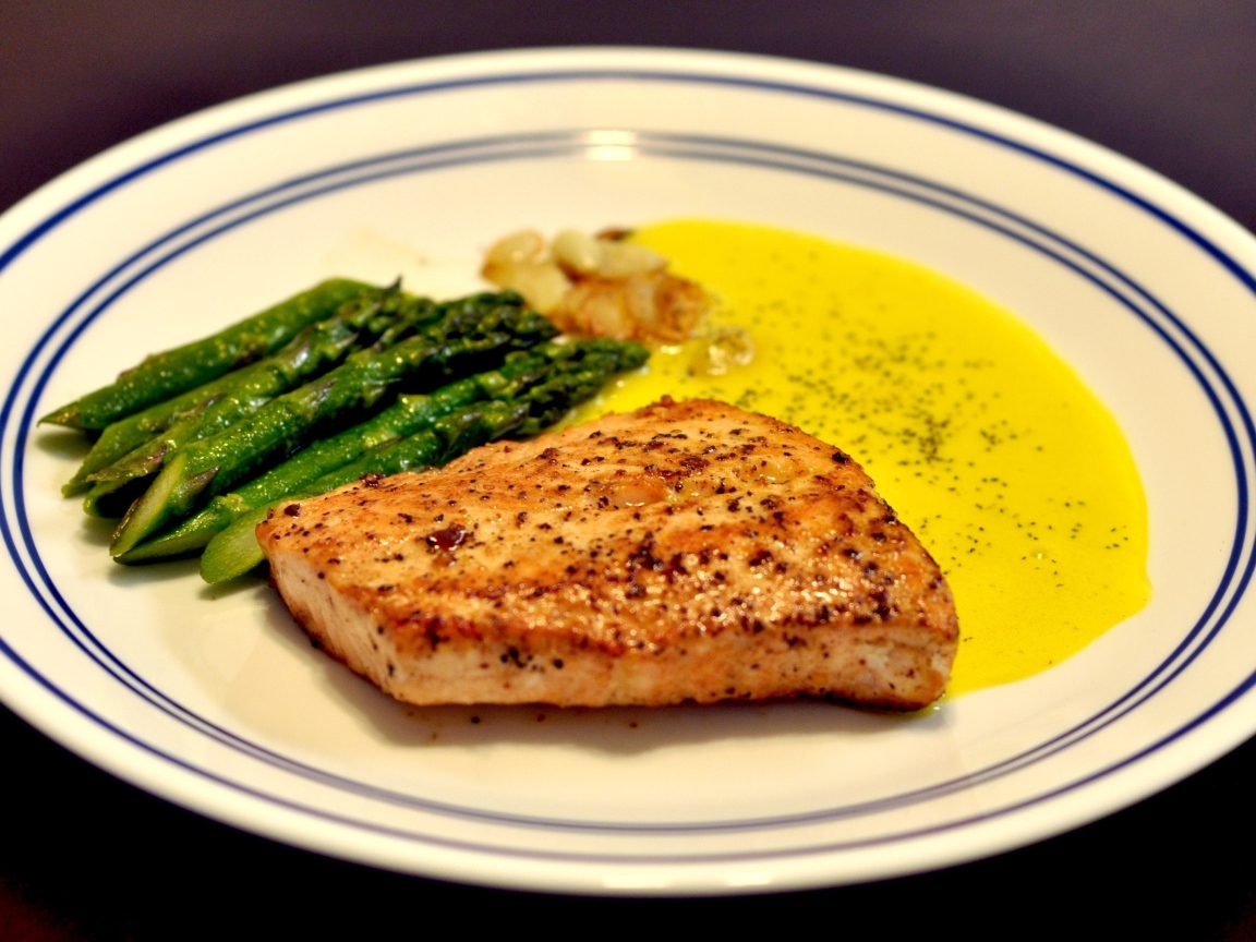 Кусок рыбы со спаржей на тарелке