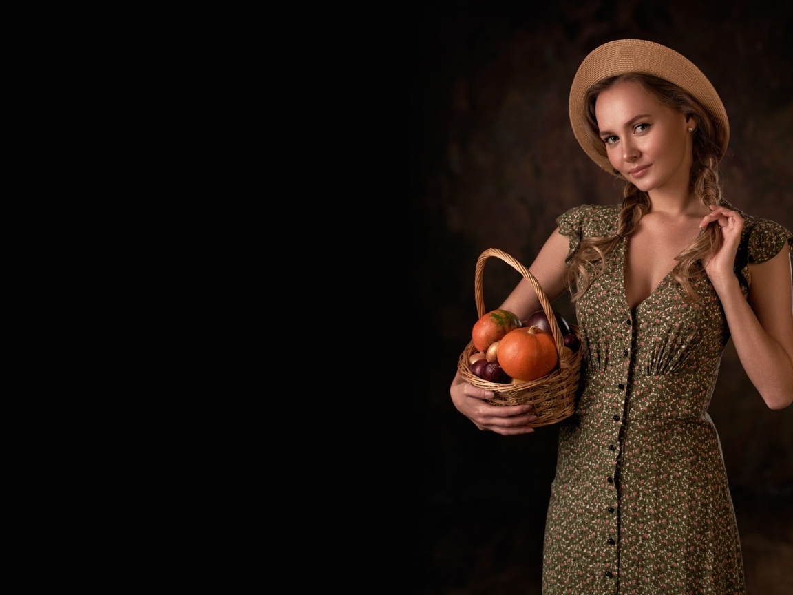 Красивая девушка фермер с корзиной в руках