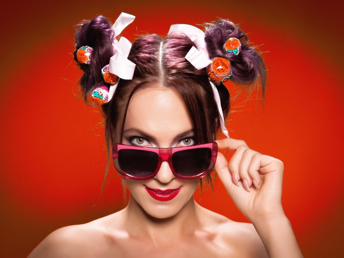 Чупа чупс в волосах у девушки в очках