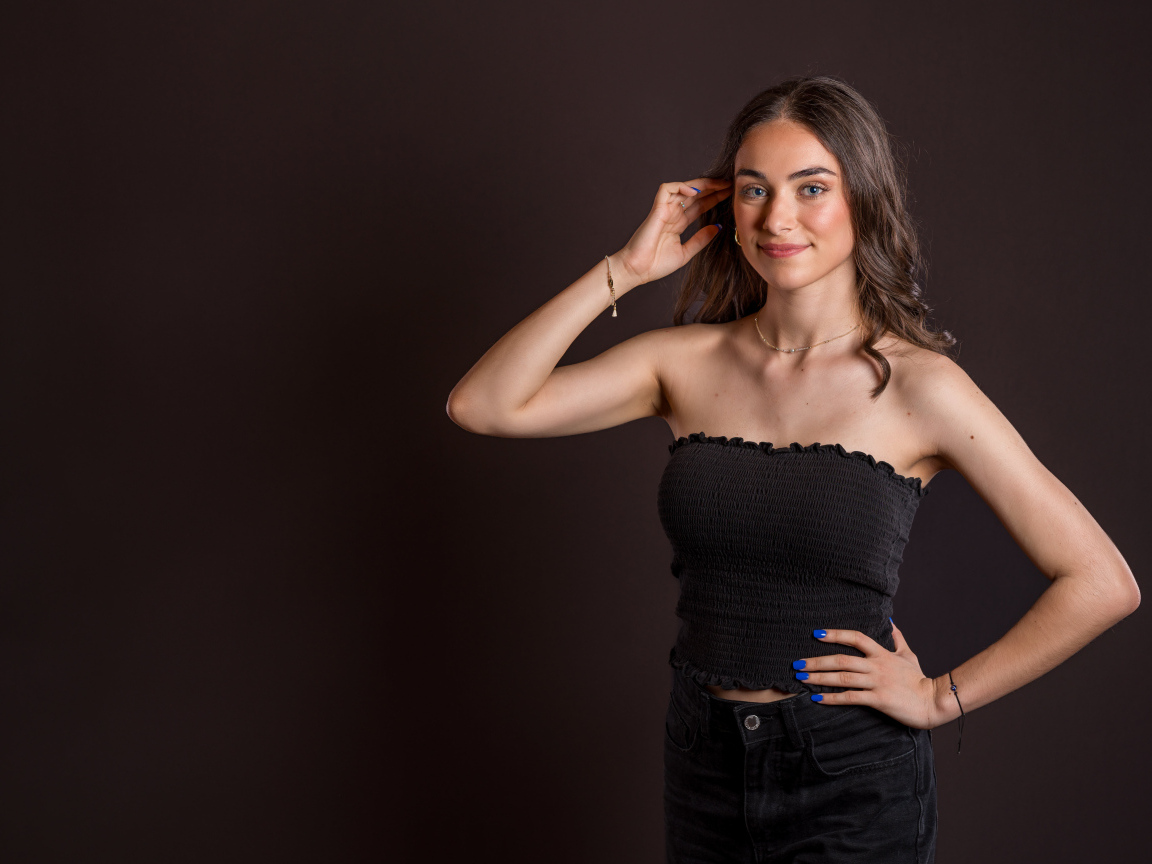 Милая шатенка в черном наряде