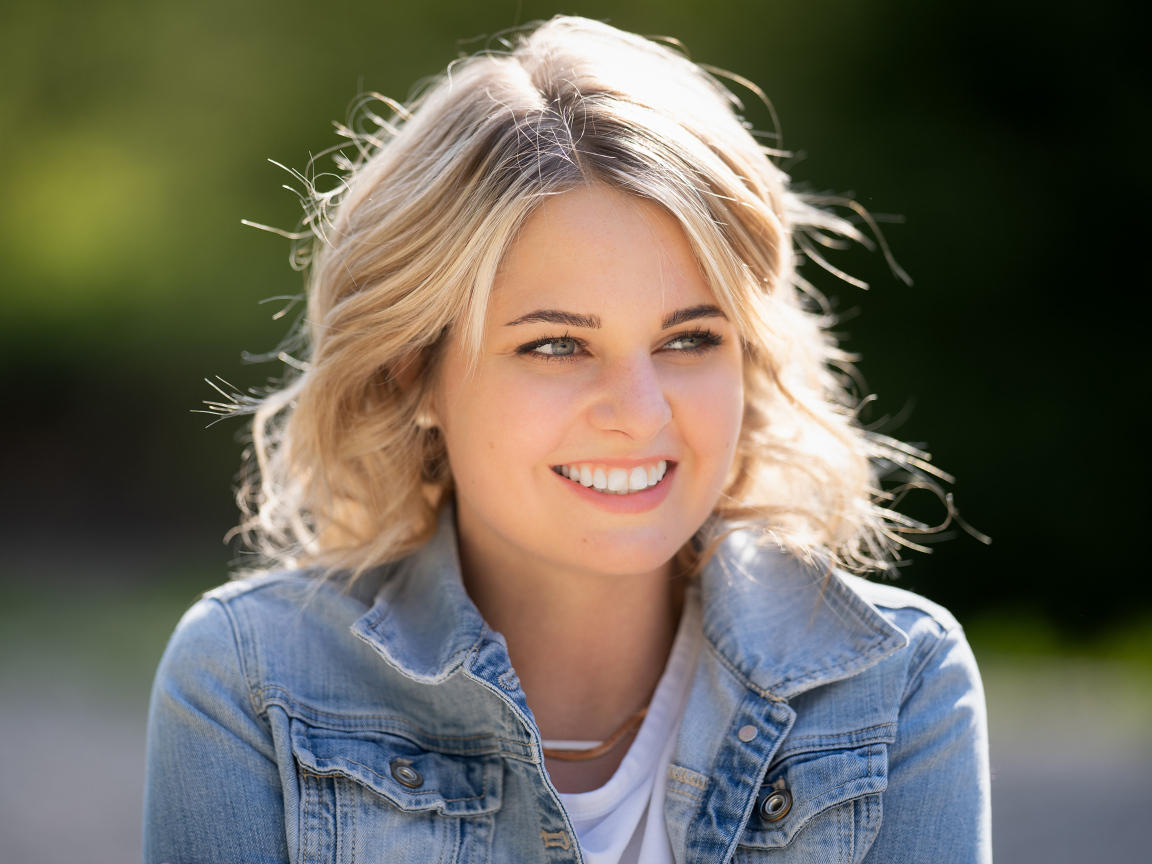 Улыбающаяся блондинка с красивыми белыми зубами