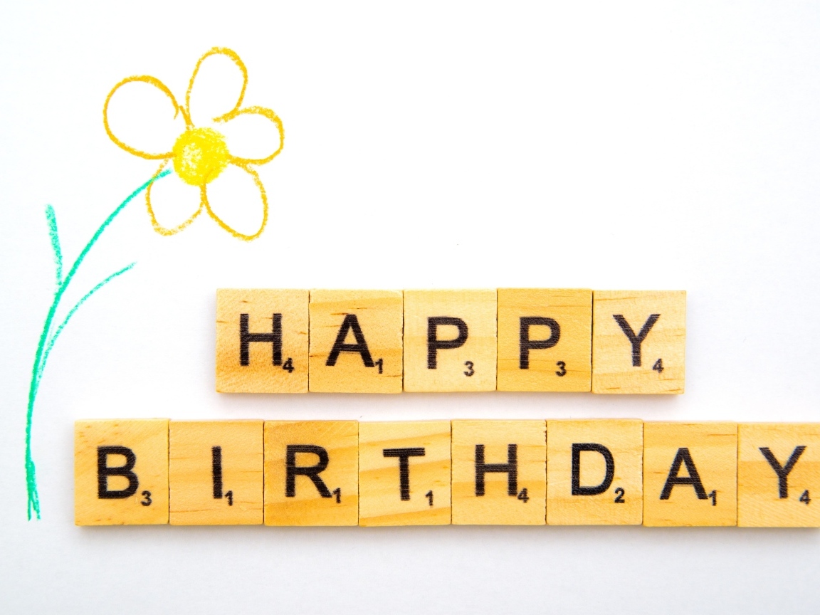 Кубики с надписью с днем рождения на белом фоне с цветком