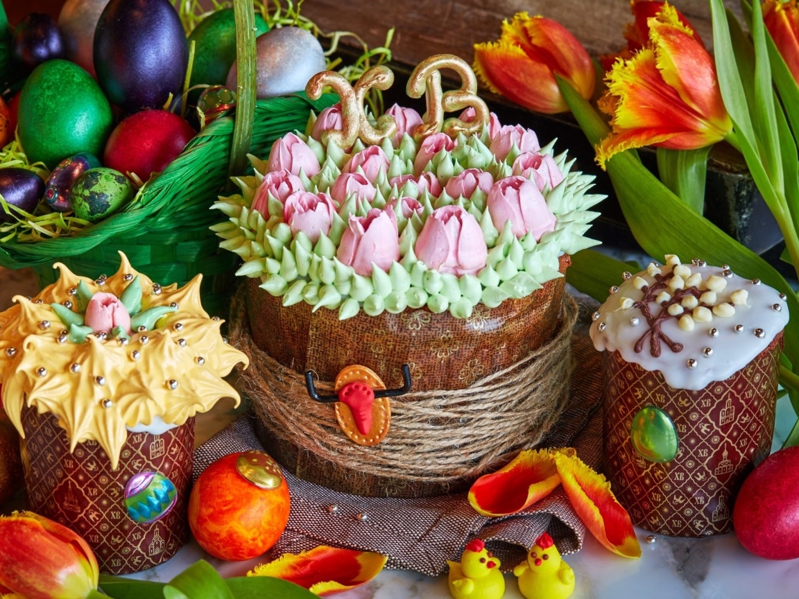 Красивые пасхальные куличи с яйцами и цветами тюльпанов