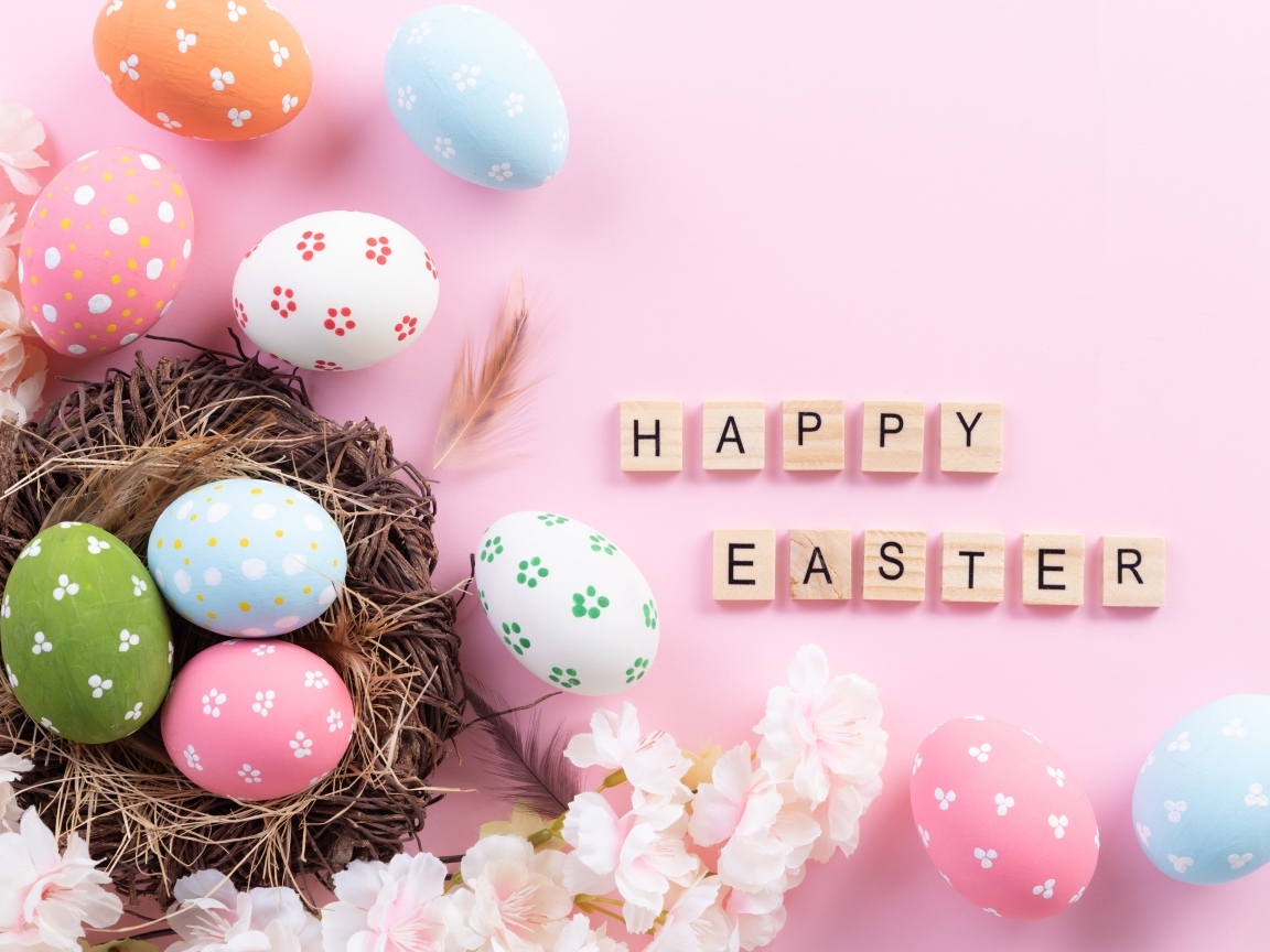 Надпись Счастливой Пасхи с яйцами на розовом фоне