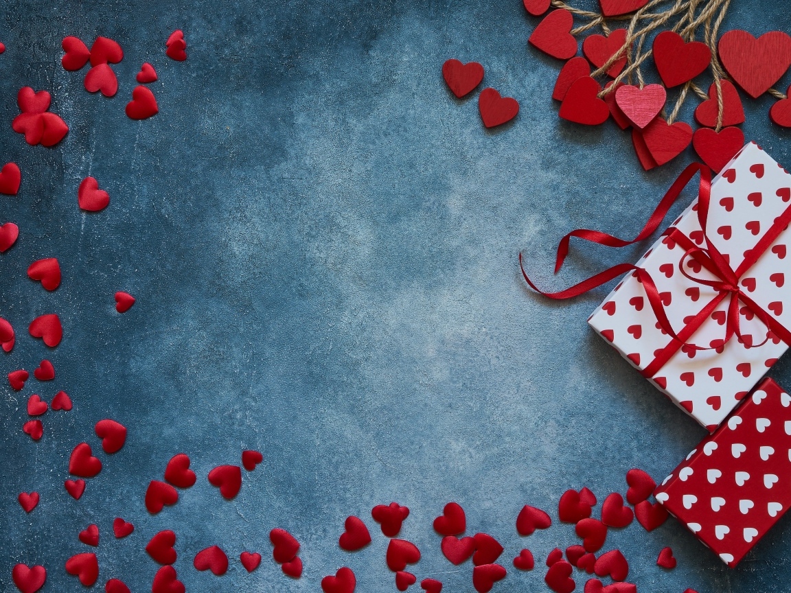 Синий фон с мелкими красными сердечками и подарками