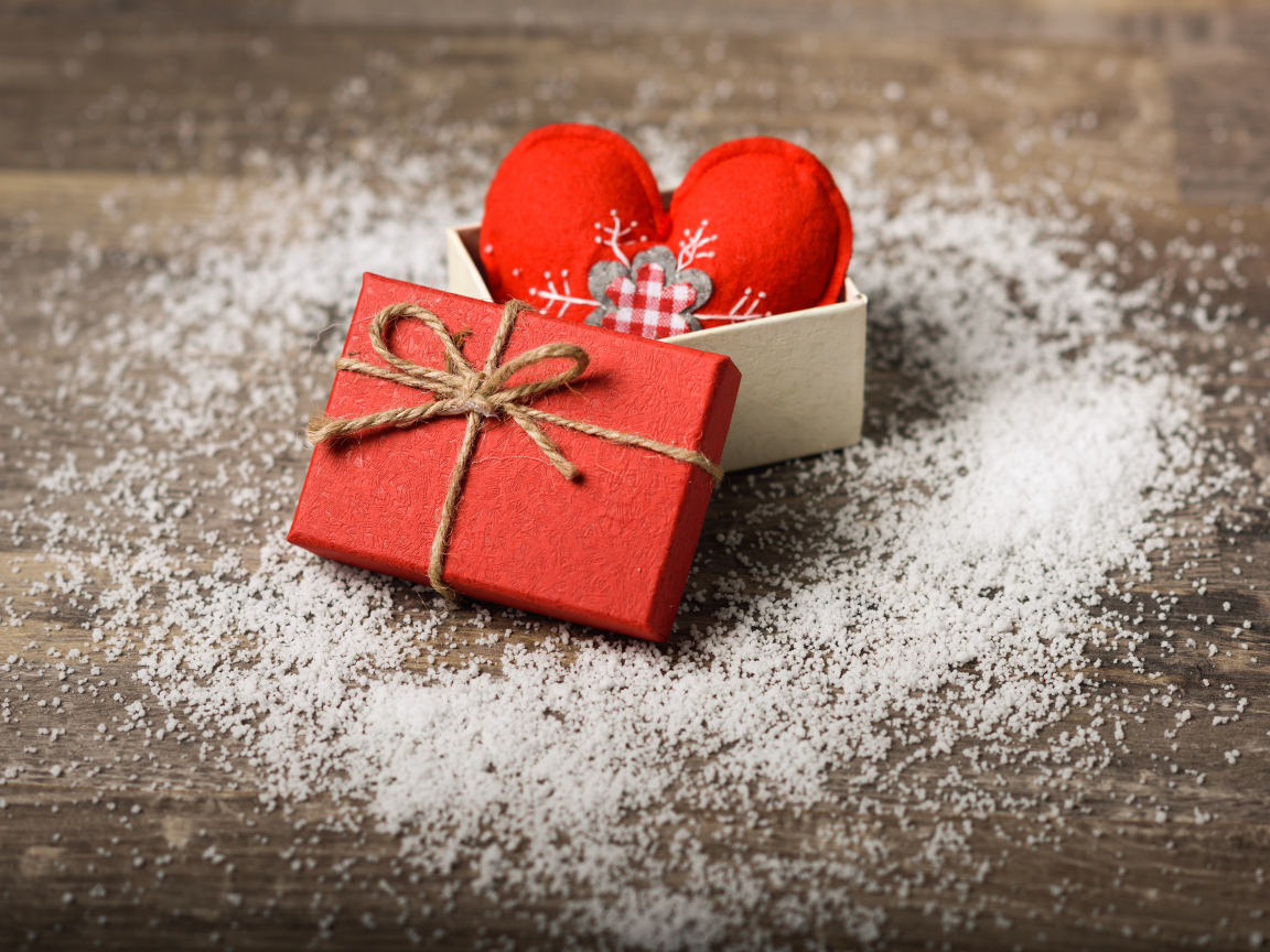 Коробка с сердечком на деревянном фоне