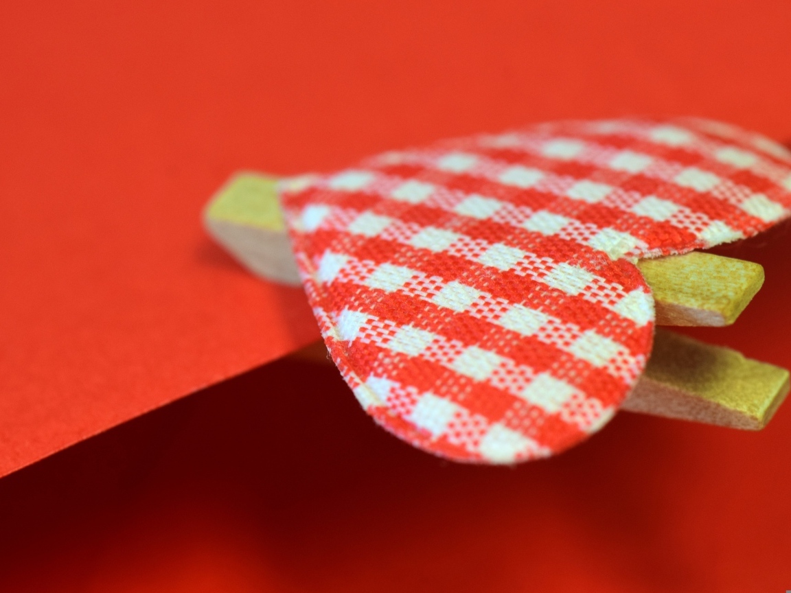 Прищепка с сердечком на красном конверте