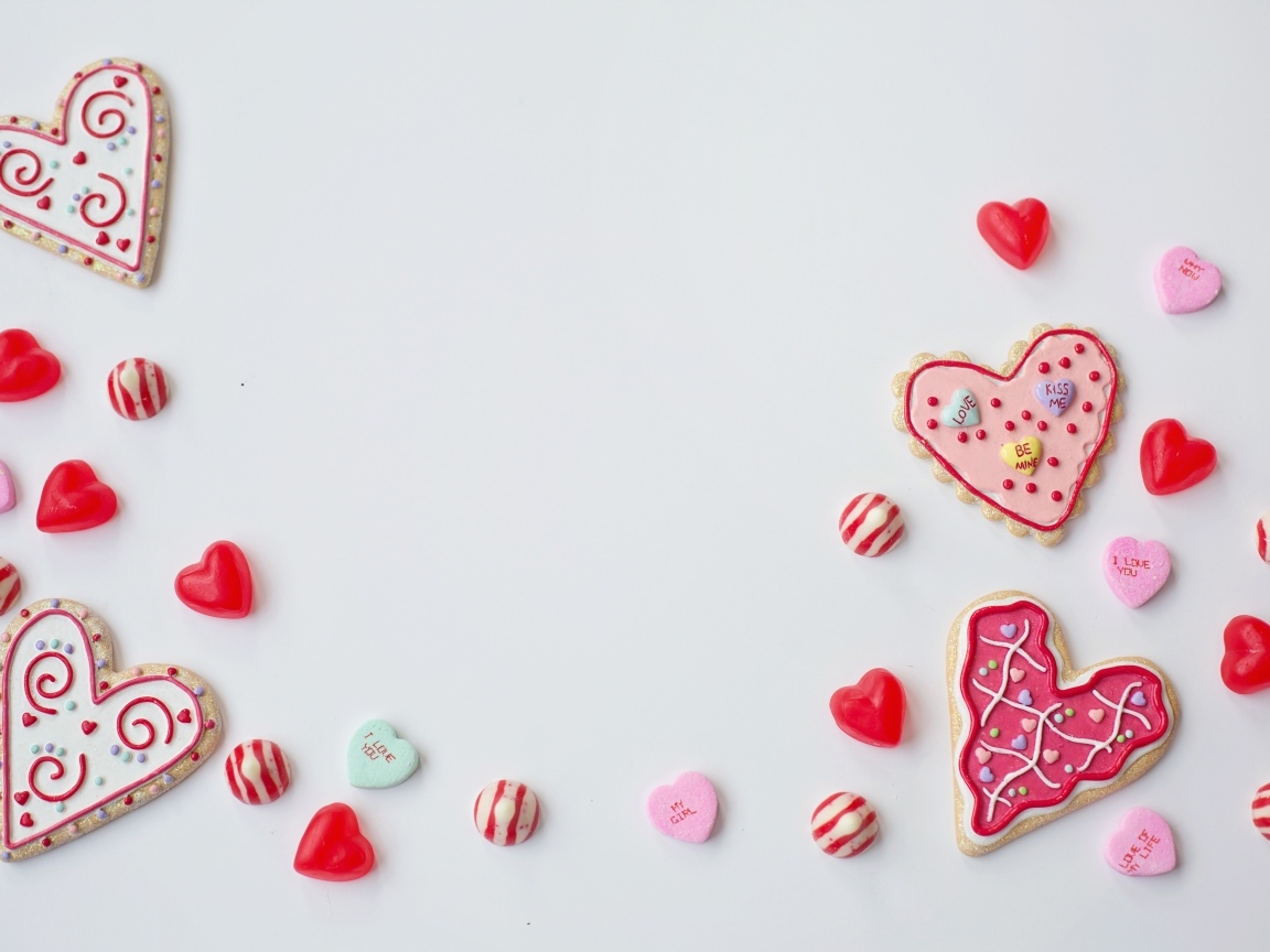 Серый фон с конфетами и печеньем в форме сердца