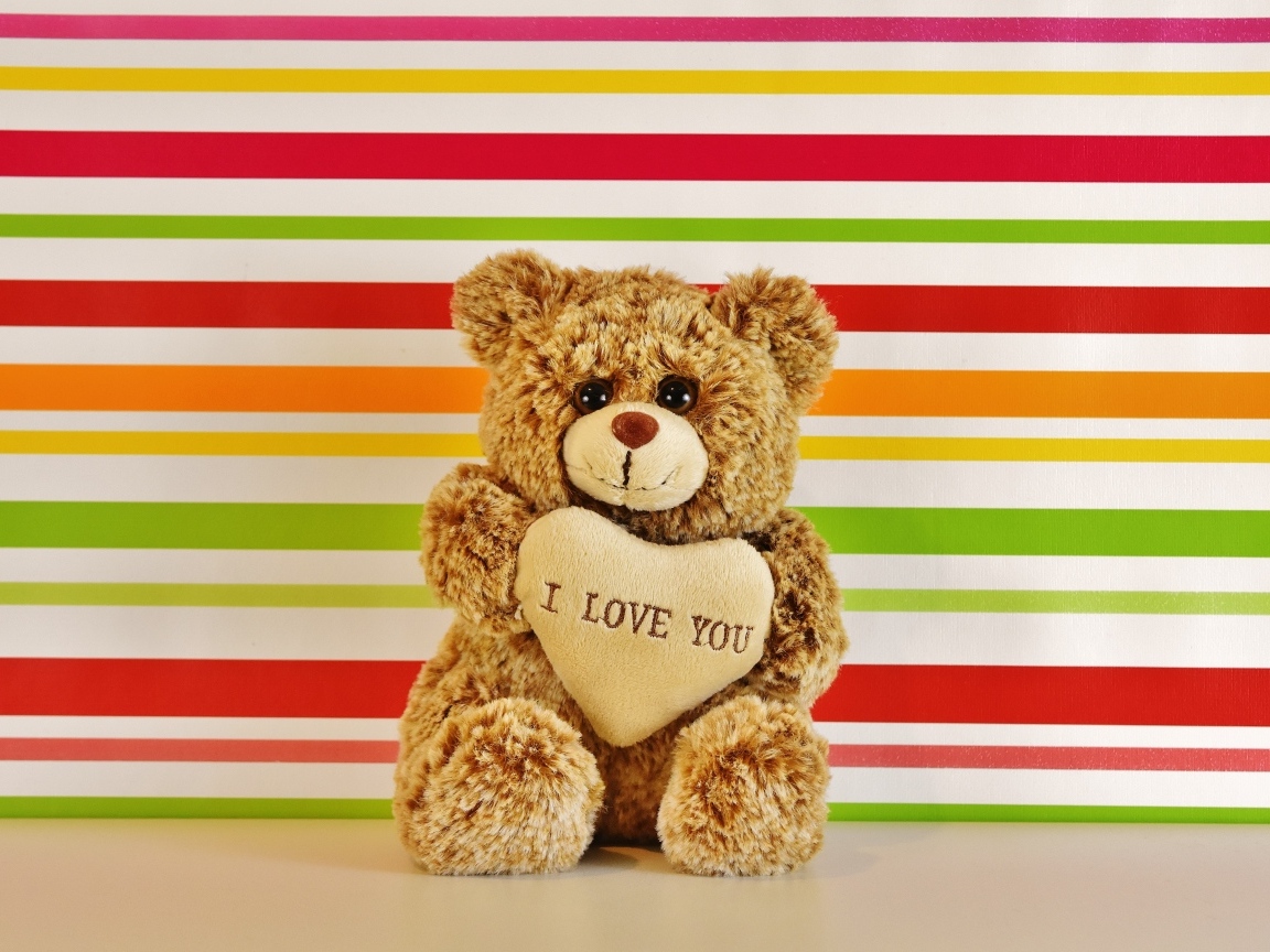 Плюшевый милый медвежонок с сердечком