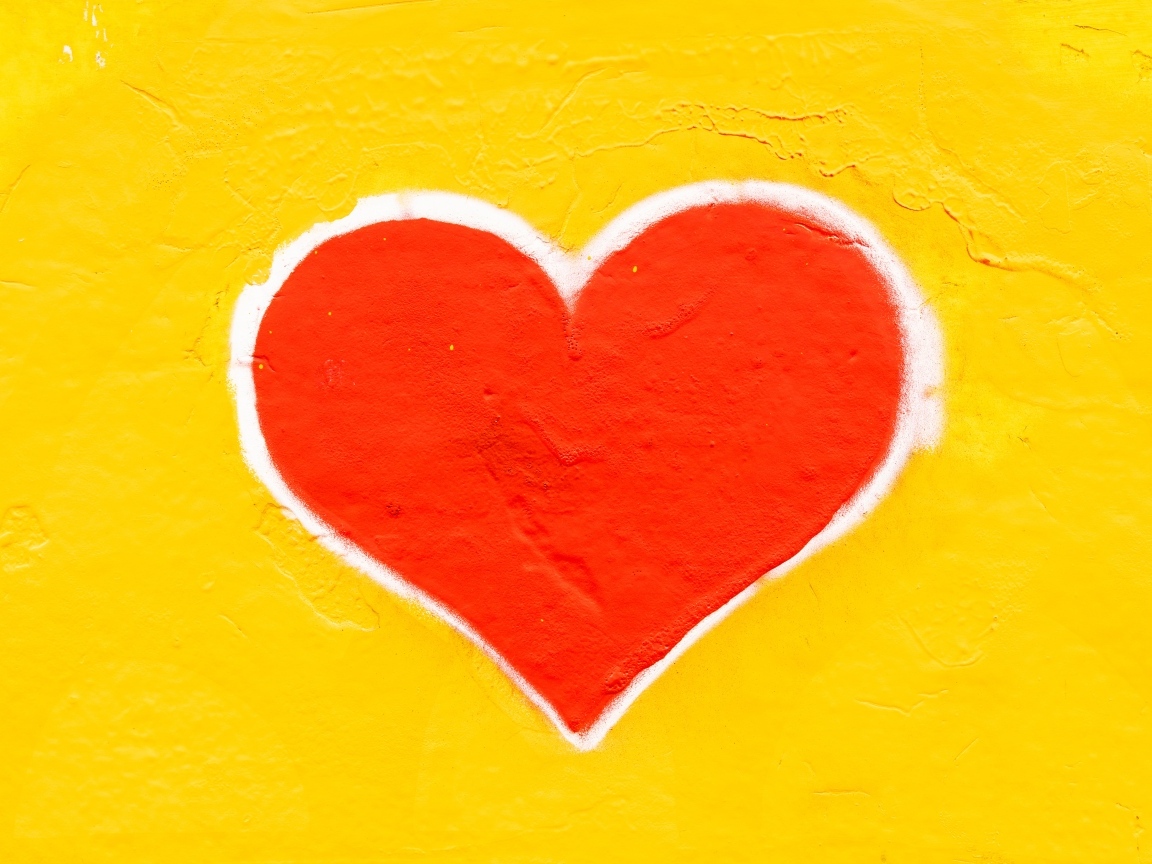Красное сердце на желтом фоне