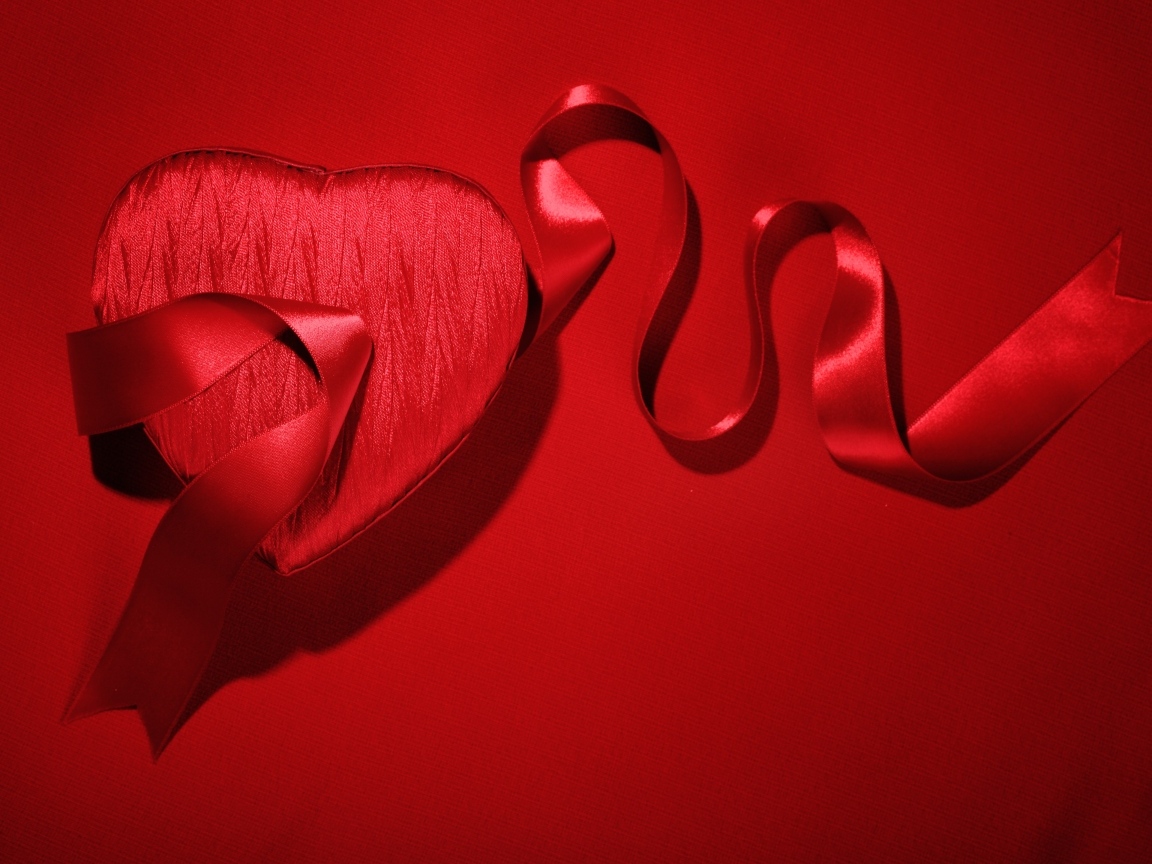 Красное атласное сердце с лентой
