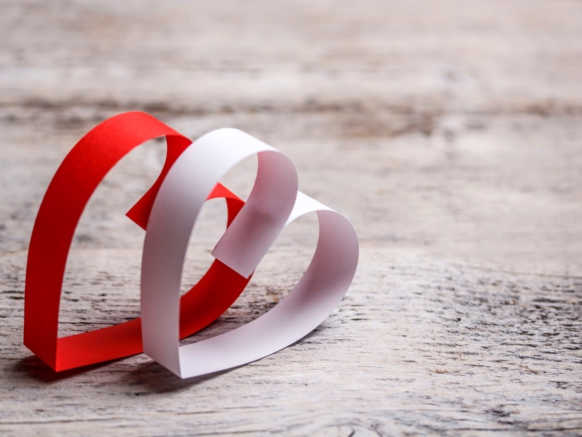 Два бумажных сердца на столе