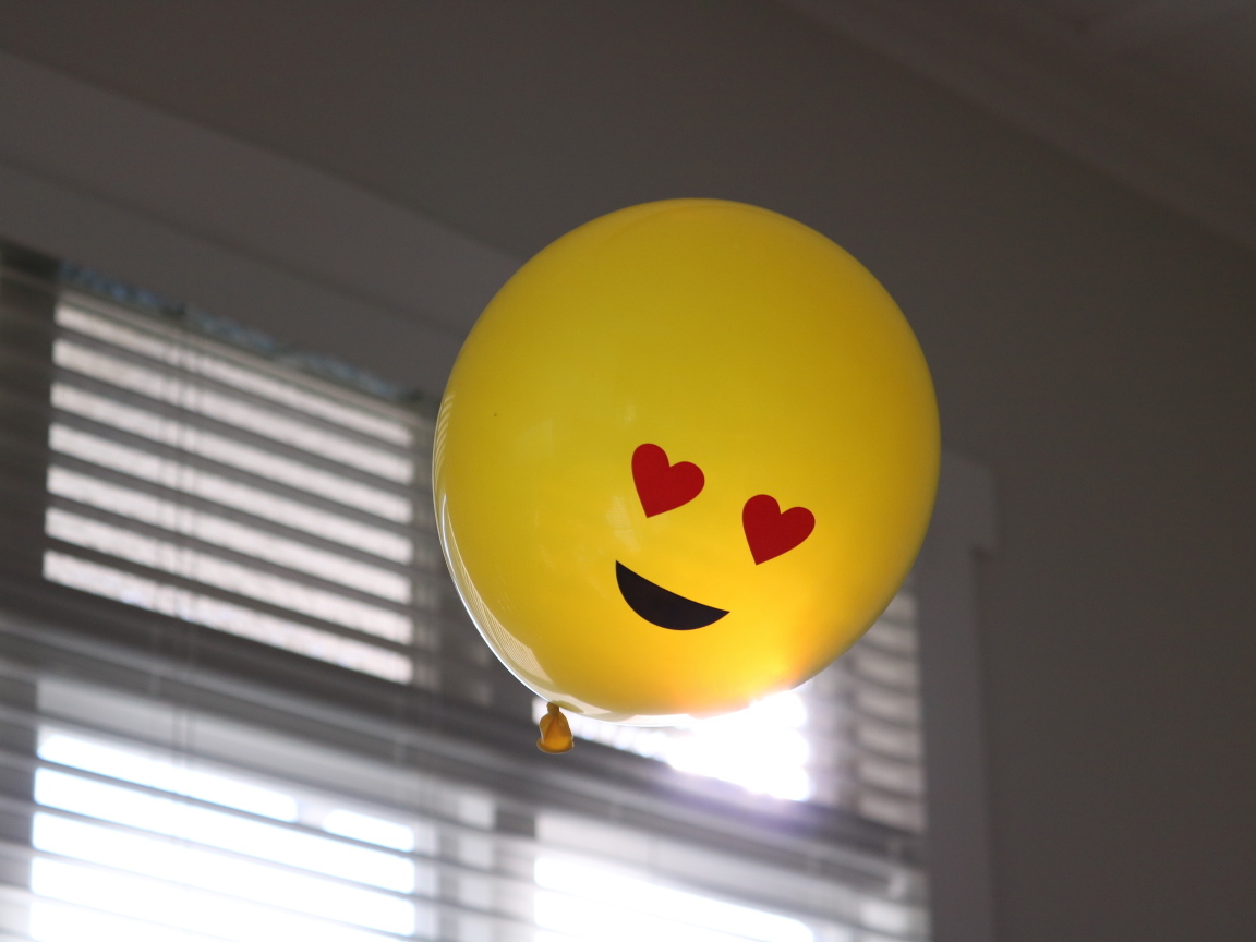 Желтый воздушный шарик с глазами в форме сердца