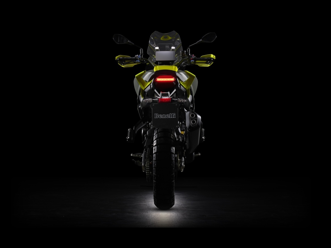 Мотоцикл Benelli TRK 800 на черном фоне