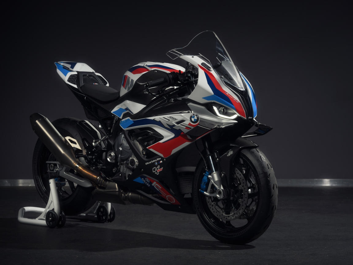 Большой спортивный мотоцикл bmw