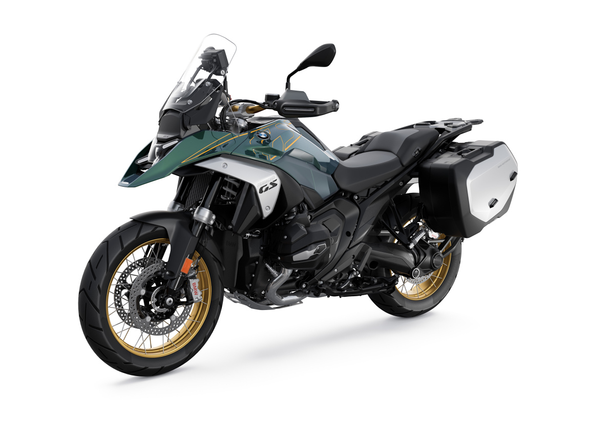 Новый мотоцикл BMW R 1300 GS на белом фоне