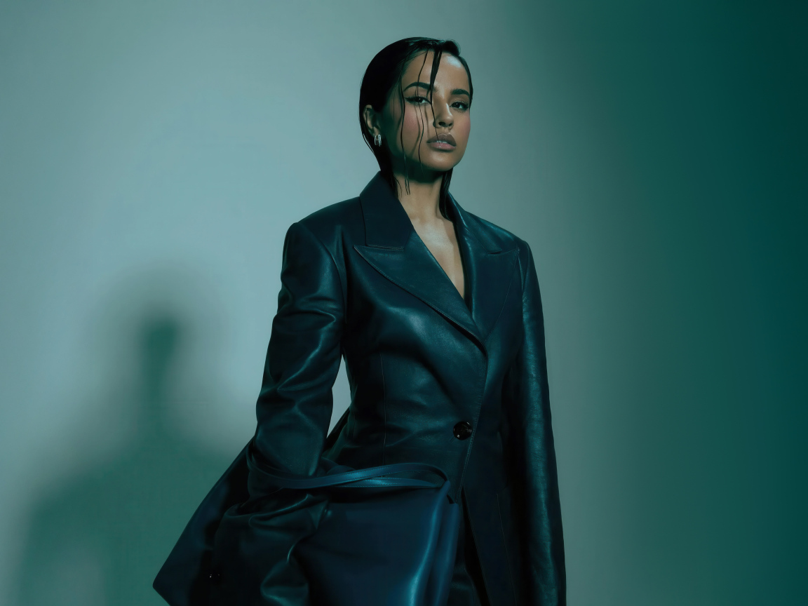 Американская певица Бекки Джи в черном пальто