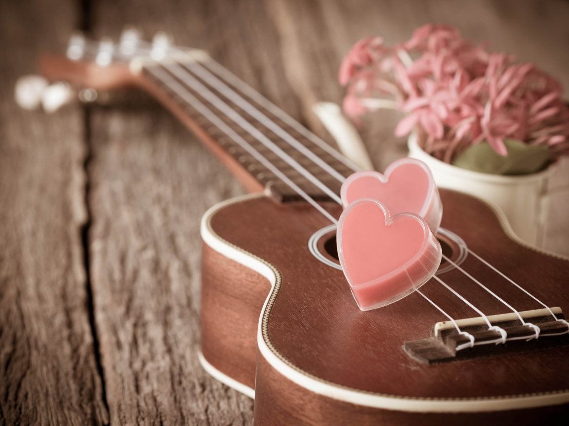 Гитара с маленькими сердечками