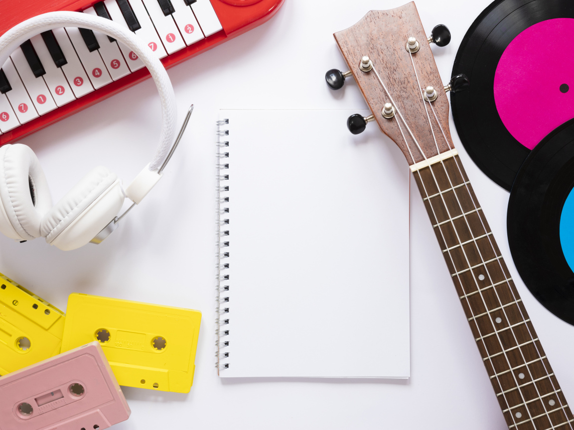 Музыкальные инструменты с наушниками, кассетами и пластинками