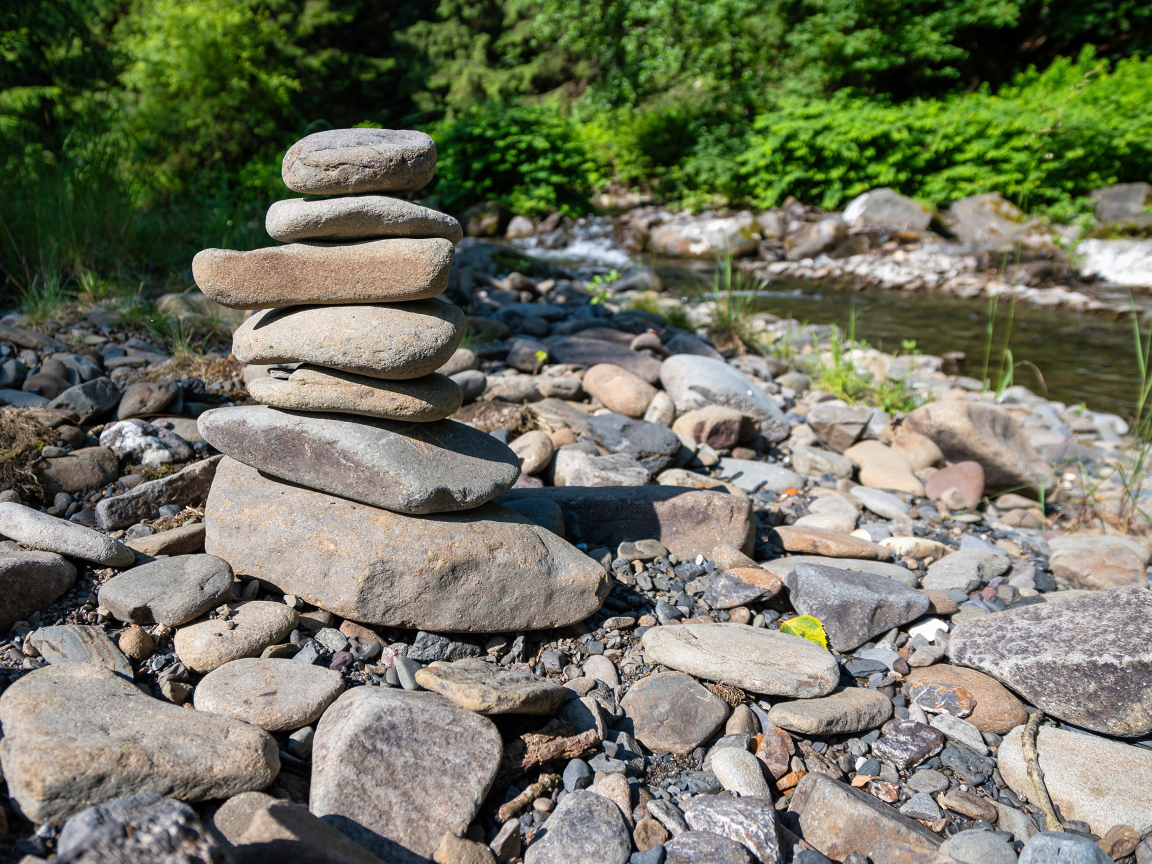 Пирамида из камней на берегу горной реки