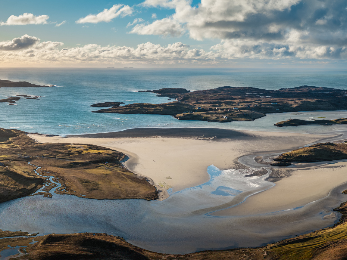 Красивый вид за залив под белыми облаками в небе
