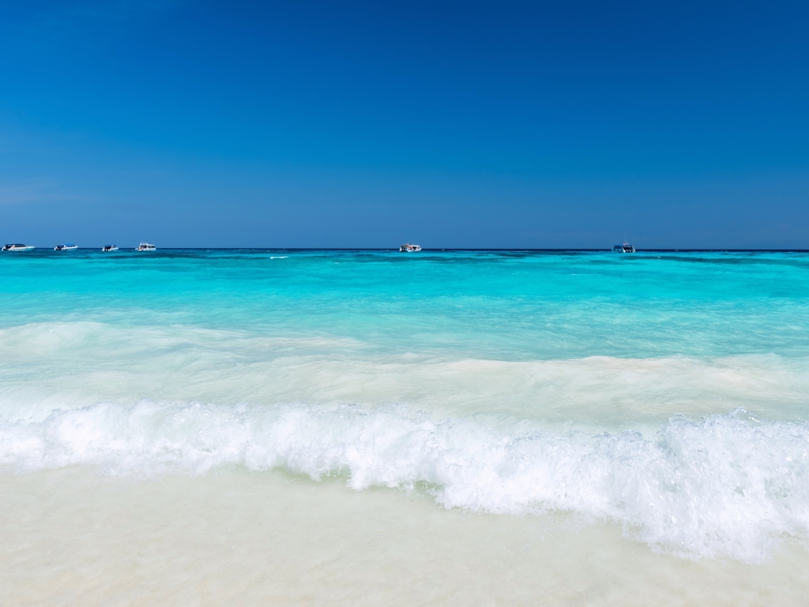 Бирюзовый океан с белыми волнами