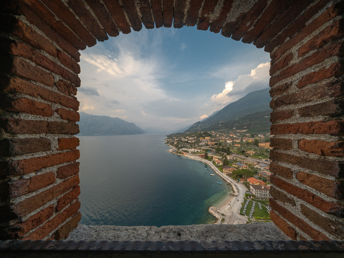 Окно в старом кирпичном здании с видом на море