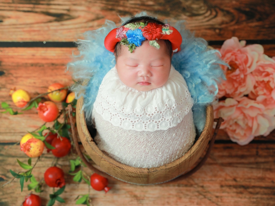 Маленький ребенок завернут в белое покрывало