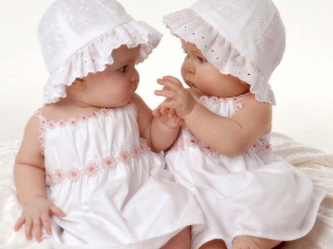 Две маленькие девочки в белых нарядах