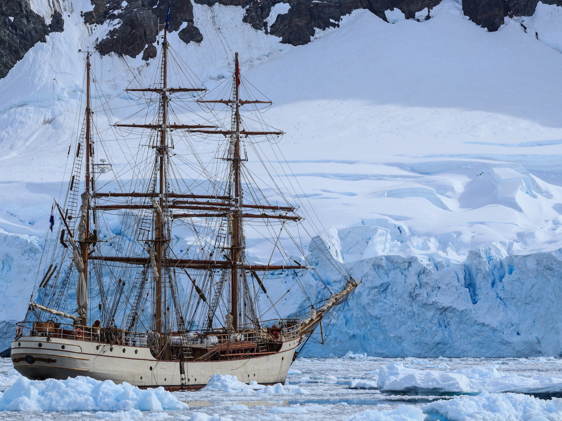 Большое парусное судно в заледеневшем озере