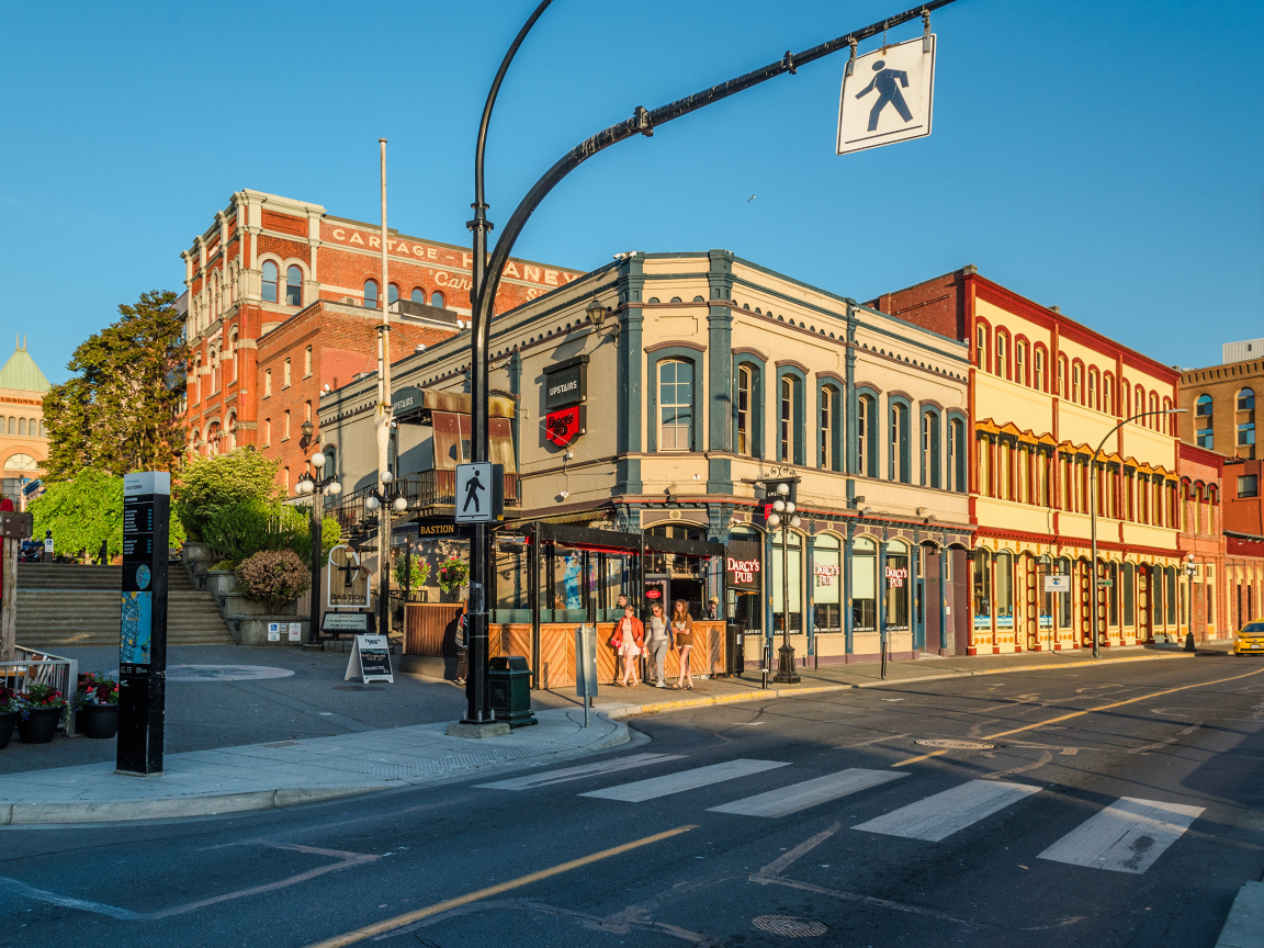 Красивые дома в лучах солнца, Канада 