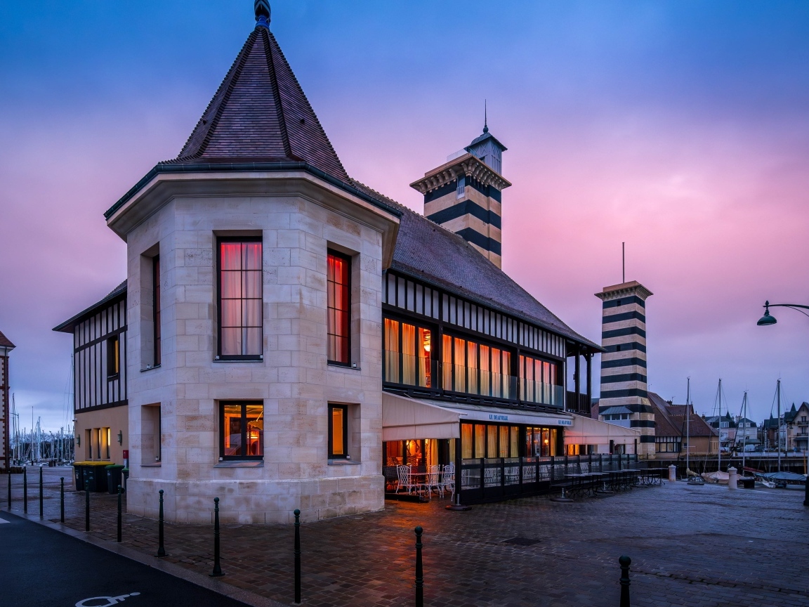 Красивое здание в городе, Франция