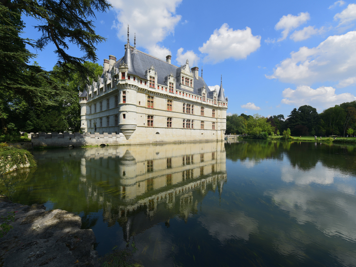 Замок Замок Азе-лё-Ридо отражается в воде, Франция