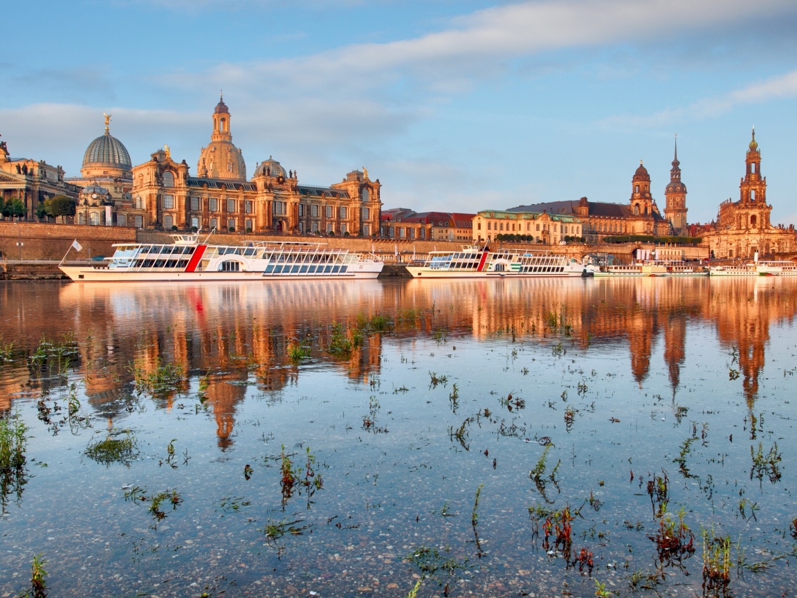 Катера у причала на фоне старинных зданий города Дрезден, Германия