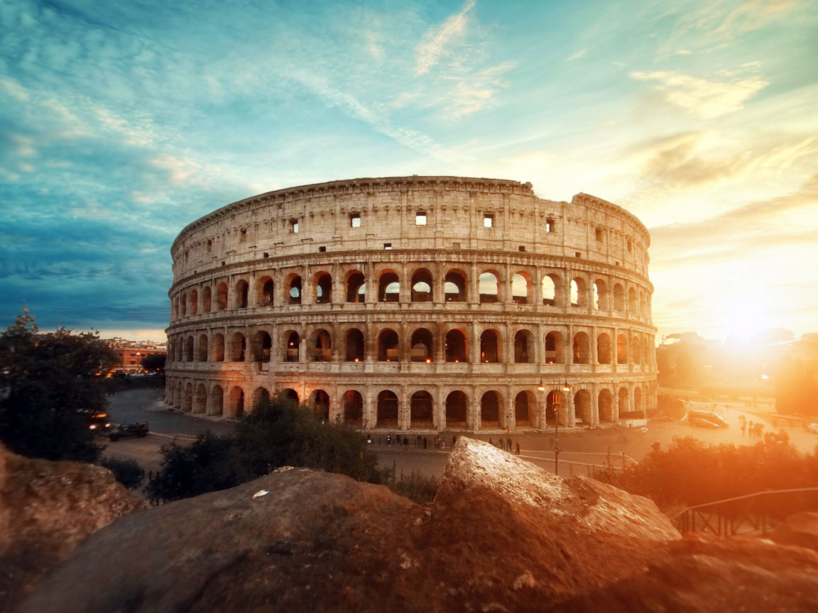 Древний Колизей в лучах солнца, Рим. Италия