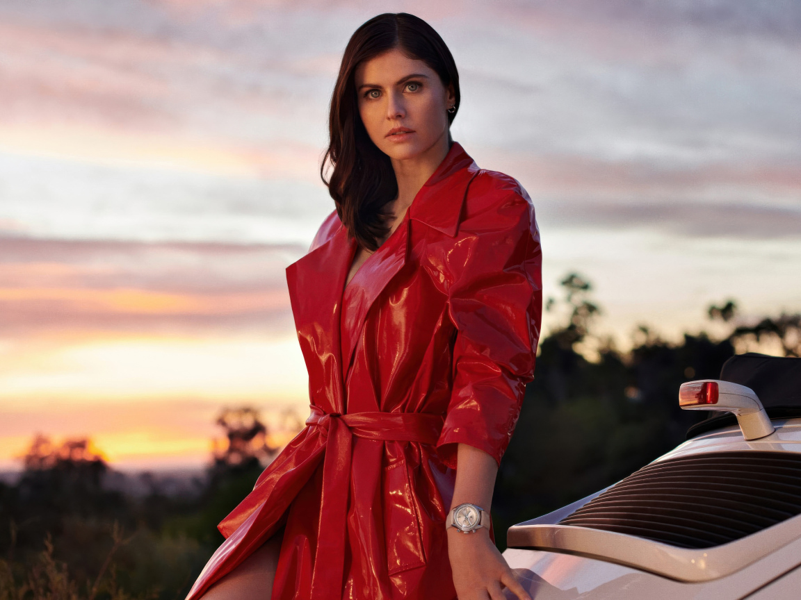 Актриса Александра Даддарио в красном плаще у автомобиля