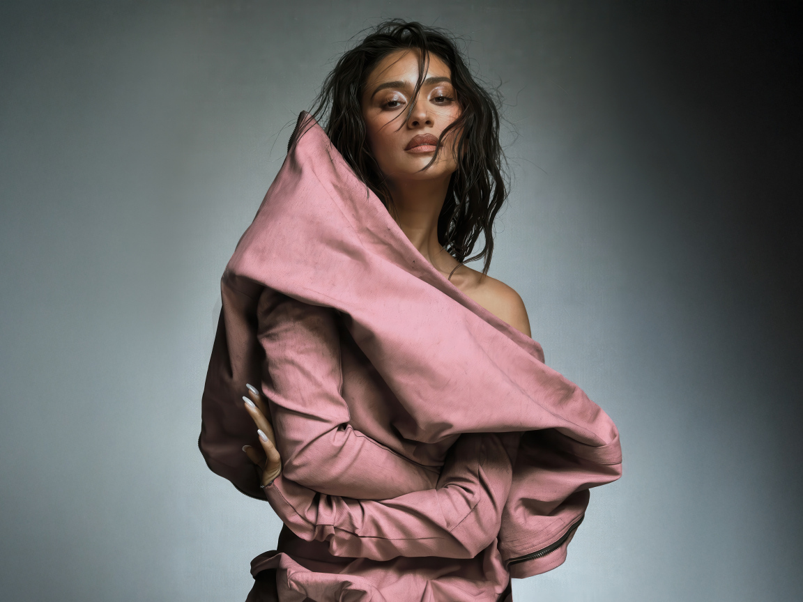 Актриса Шэй Митчелл на сером фоне