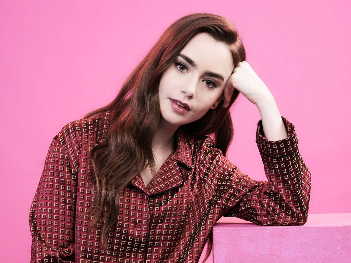 Красивая актриса Лили Коллинз в розовой комнате