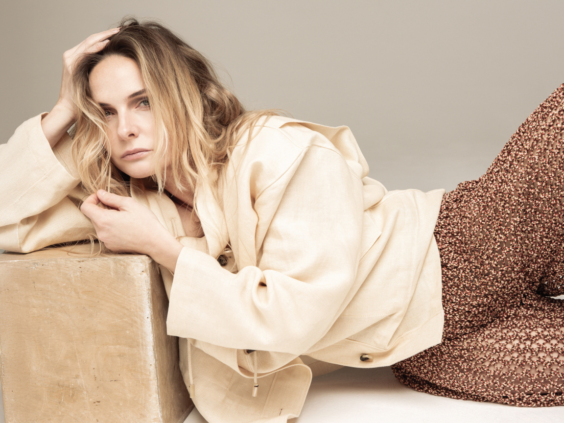 Блондинка актриса Ребекка Фергюсон на сером фоне