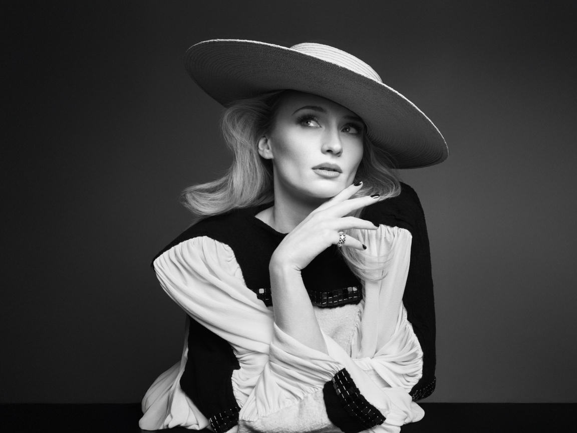 Британская актриса Софи Тёрнер в большой шляпе черно-белое фото