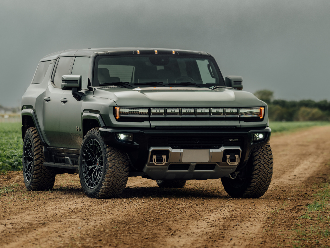 Большой Hummer Electric Pickup на поле